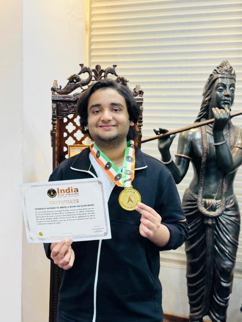 Vivaan Karulkar with an India Book of Records certificate